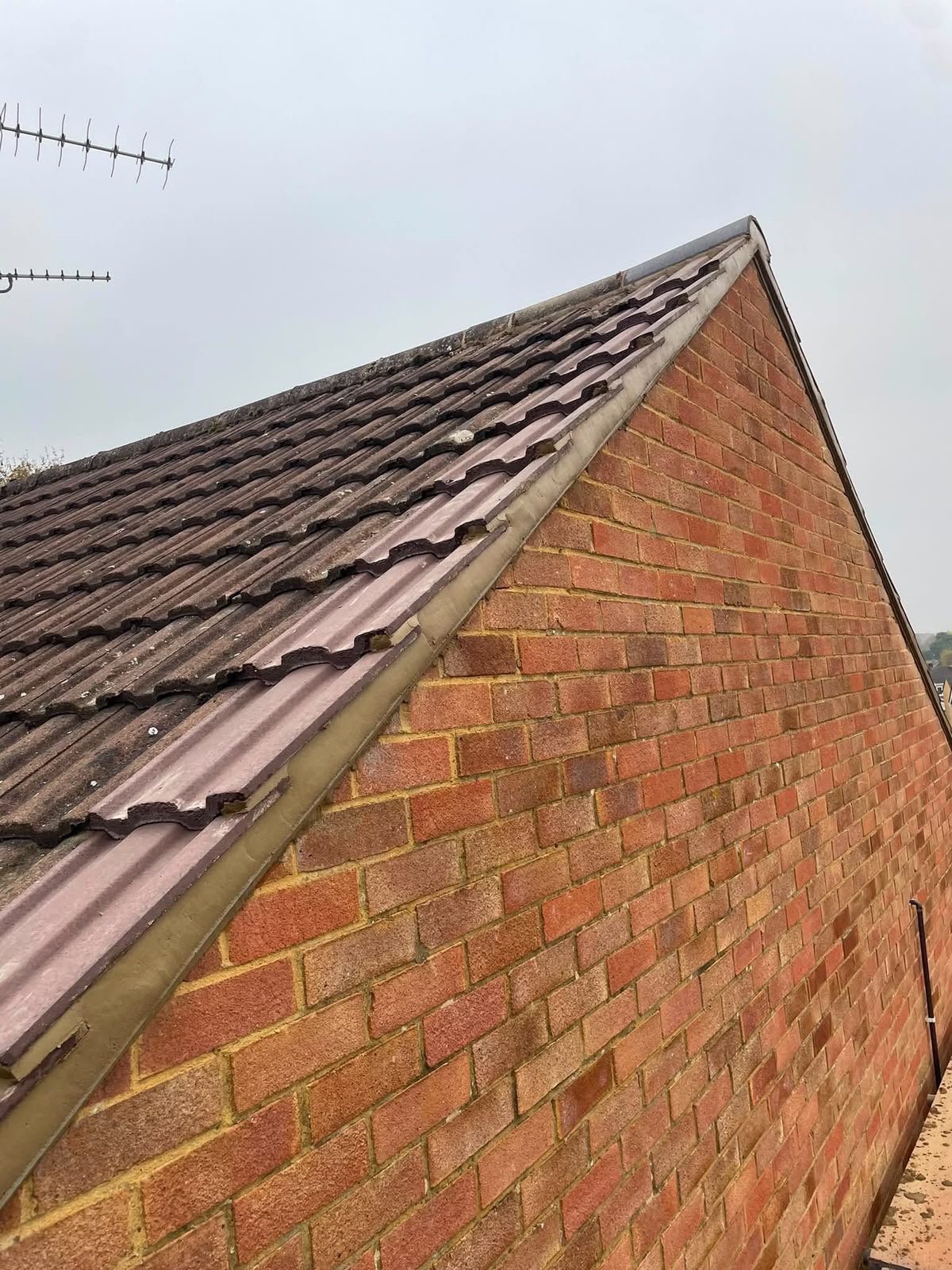 Dry verge system on gable roof edge